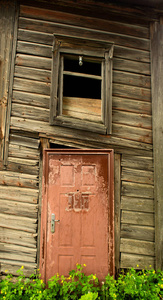 老房子墙与木质门和窗口