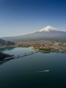 与城市景观从无人机，湖河口湖山梨日本富士山