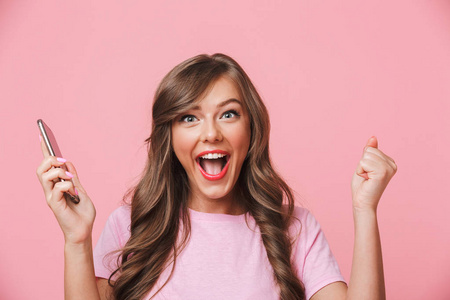 手机拳头特写图像的开朗积极的女人有美丽的长发尖叫和握紧拳头像赢家