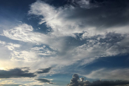 美丽的云彩对蓝天背景。Cloudscape 的天空。蓝天多云天气, 自然云。白云, 蓝天和太阳