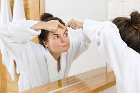 女人在浴室里挤粉刺