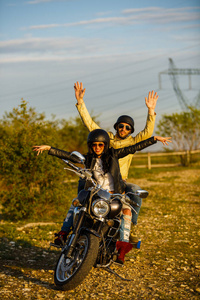 美丽的年轻夫妇，与经典的摩托车