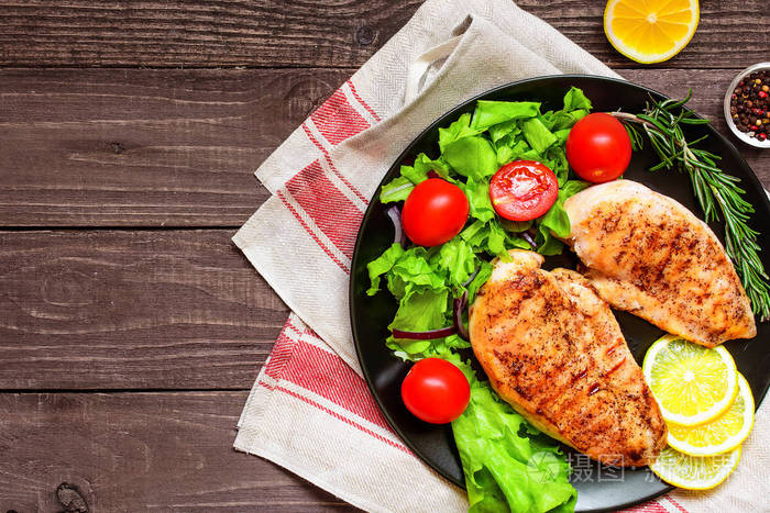 一盘烤的鸡胸肉圆角