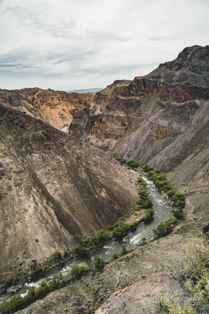 哈萨克斯坦charyn峡谷中的河流与高山和天空的云彩