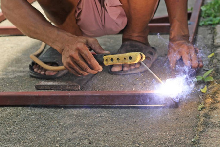 在泰国工作的焊工