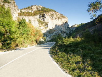 在晴朗的日子里穿过一座大山的公路