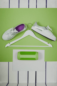 现代白鞋的平面放置。头顶上顶视图摄影。青年生活方式的概念。到 2017 年的绿色植物颜色