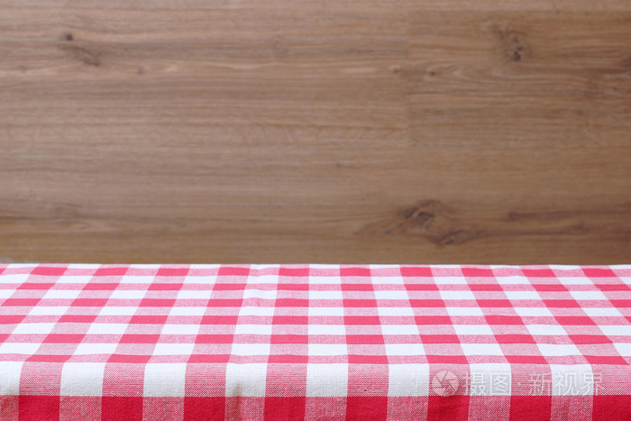 红色格子桌布一张空桌子.木制的背景