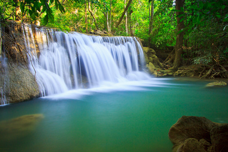 瀑布和溪流森林 Kanjanaburi