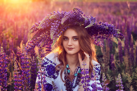 美丽的女孩在田野上, 紫色的花朵