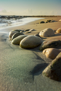 在海滩上的石头和放松