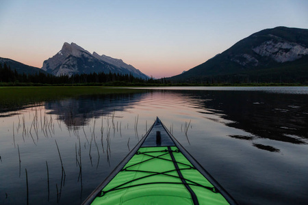 独木舟在一个美丽的湖泊周围的加拿大山区景观。在加拿大艾伯塔省班夫的朱红湖中拍摄