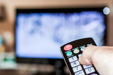 换图片底色手执遥控器换电视频道照片