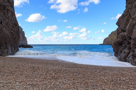 峡谷激流 de Pareis 海滩和地中海，西班牙的马略卡岛