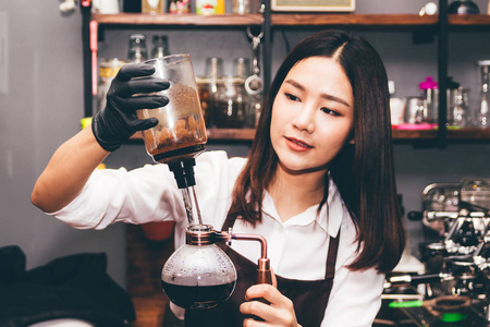 咖啡馆里的虹吸咖啡壶里的女咖啡馆