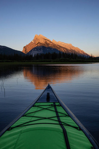 独木舟在一个美丽的湖泊周围的加拿大山区景观。在加拿大艾伯塔省班夫的朱红湖中拍摄