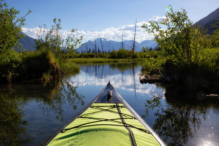 独木舟在一个美丽的湖泊周围的加拿大自然景观。在加拿大艾伯塔省班夫的朱红湖中拍摄
