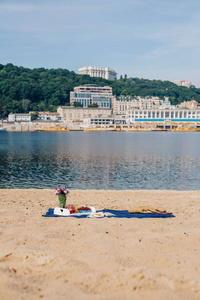 海滩和第聂伯河的看法。美丽的女孩在海滩上放松