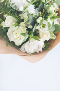 嫩花束白色玫瑰装饰的顶部景色柔和色调
