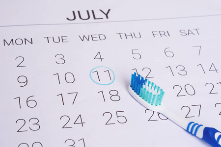 日历用牙刷提醒牙医预约日。牙科卫生与健康观念