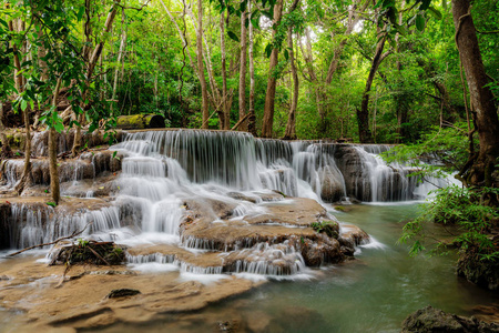 美丽的瀑布在热带雨林雨林, 泰国北碧府