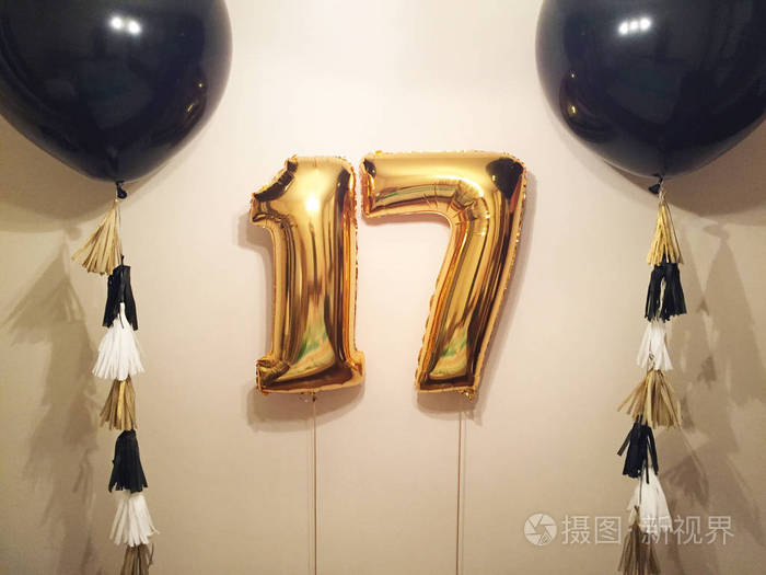一个组成的巨型氦空气气球黑色与流苏花环大图十七黄金男友十七年的