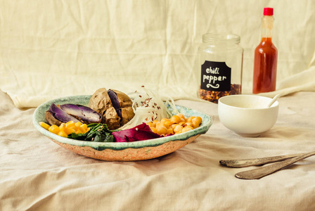 佛碗食谱与烤菠菜, 甜紫色土豆, 玉米, 甜菜, 鹰嘴豆和生蔬菜。健康均衡的食品概念