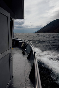 船在贝加尔湖湖