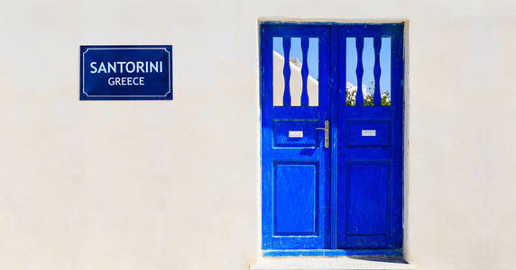蓝色的门，对这粉饰的墙希腊基克拉泽斯