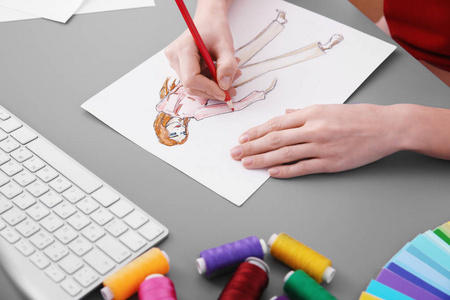 在办公室里,特写的年轻设计师绘图素描照片