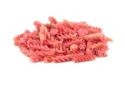 白色背景的红色生面团 fusilli 小堆