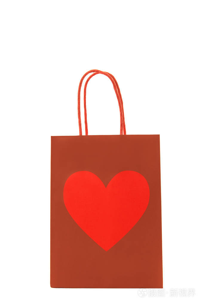 红色礼品袋与对其孤立在白色背景上的一颗心
