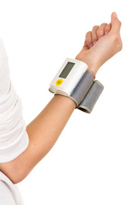 右手臂垂直穿血糖仪在手腕上白色的背景照片