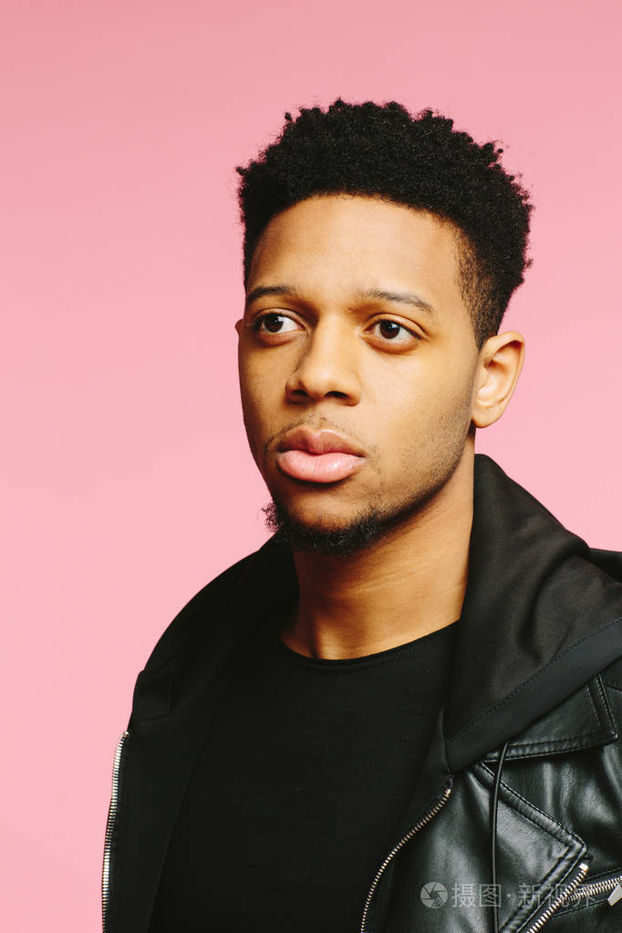 一个严重的城市非洲裔美国人的肖像黑色孤立地看着, 在粉红色的背景