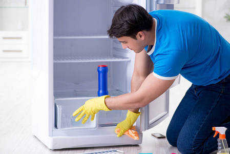 卫生理念下的男士清洁冰箱