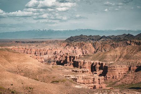 Charyn 大峡谷与云彩和太阳红色橙色石头火星风景