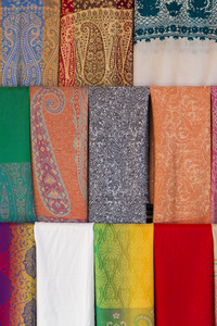 在巴扎市场中德伊勒，老旅游区的彩色的围巾