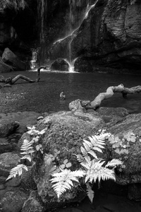 英国诺森伯兰国家公园 Roughting 的壮观黑白瀑布景观