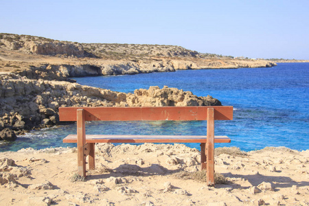 美丽的风景, 一个孤独的长凳在海上