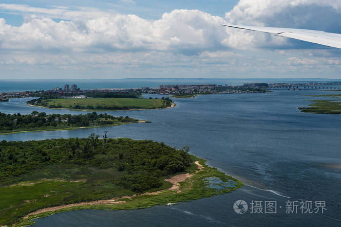 在纽约的长滩和宽阔的海峡鸟瞰