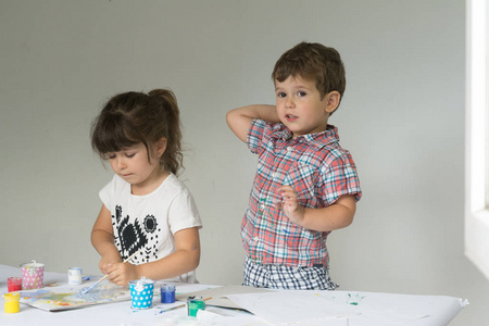两个小朋友在幼儿园创作课上画画