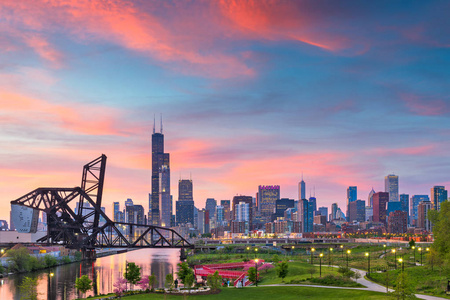 芝加哥伊利诺斯州美国公园和黄昏的市中心天际线