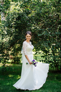 新娘穿着白色的连衣裙在公园里转, 在户外复制空间。衣服在风中发展。快乐新娘在婚纱礼服跳舞