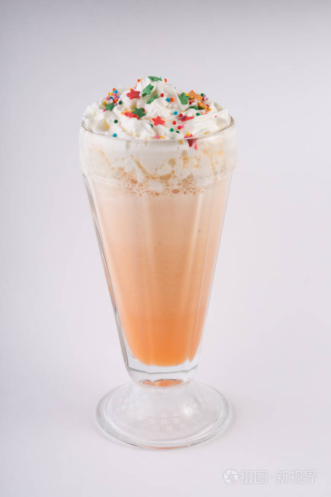 一杯牛奶在白色背景下摇动冰沙