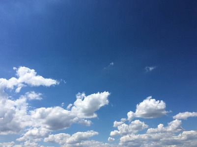 美丽的云彩对蓝天背景。Cloudscape 的天空。蓝天多云天气, 自然云。白云, 蓝天和太阳