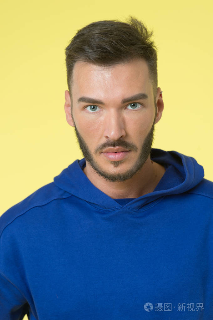 强壮健康的皮肤的男子气概.男人胡子自信的脸黄背景.