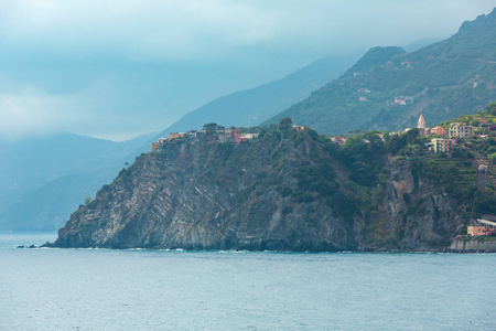 美丽的夏日 Corniglia 景色从 Manarola 村。这是意大利的利古里亚五渔村国家公园的著名村庄, 在纯粹的悬崖上悬挂