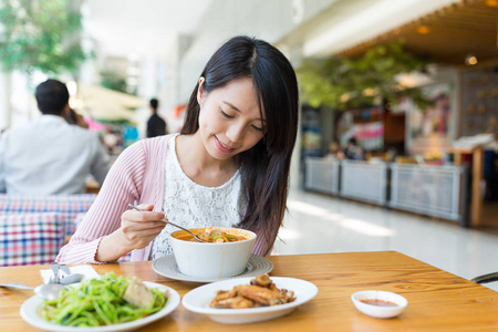 拍女生吃饭照片高清图片