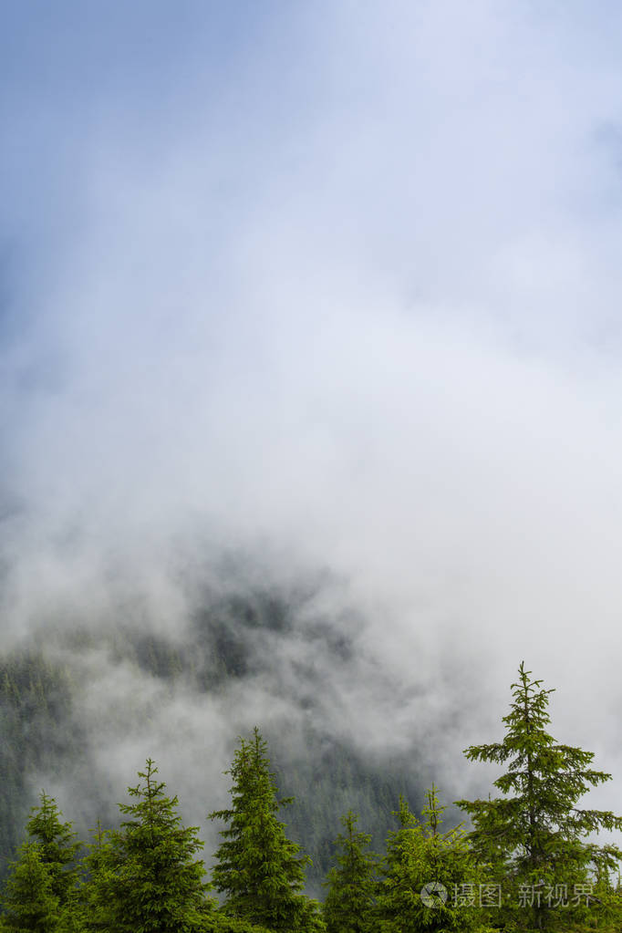 在欧洲阿尔卑斯山的夏季风景, 与戏剧性的雾云