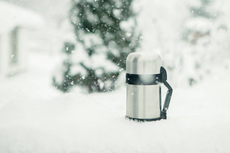 在大雪中热水瓶